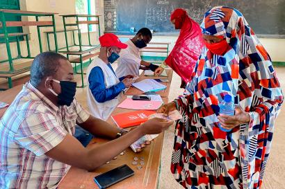 Niger community members interacting during cash distributions.