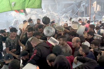 Gazans gather with pots, waiting and hoping for food. © eyad baba for mercy corps