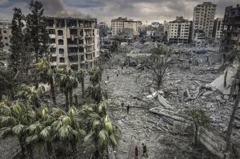 Residents walk through the rubble of the Al-Remal neighborhood in Gaza City after it was destroyed by air raids. © Eyad Baba for Mercy Corps